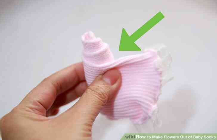 Image intitulée Faire des Fleurs de Chaussettes de Bébé Étape 5